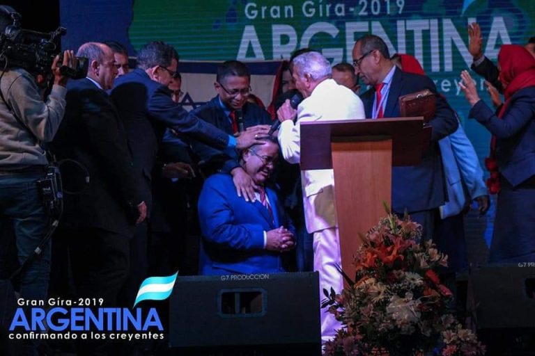El Dr. Puertas ungió al Pastor Edgar Arias como su sucesor