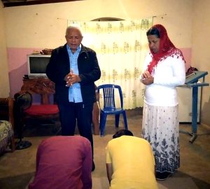 Pastores García orando por los nuevo pastores Álvarez
