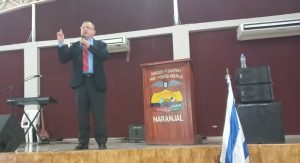 Pastor Julio Palomeque dicta conferencia