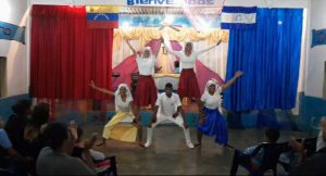 Jóvenes danzando para Dios