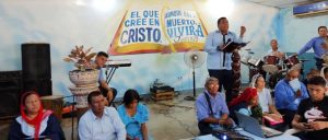 Pastor Manuel Aranaga dictando el curso