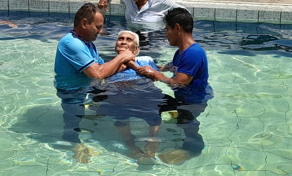 Hermana María Chiquinquirá Morales recibiendo el bautismo a sus 92 años de edad