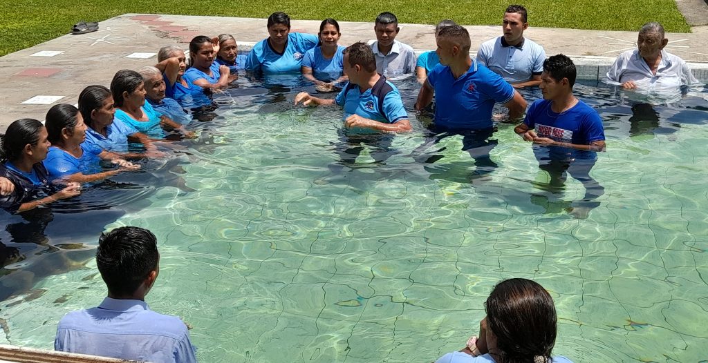 Pastor Richard Villasmil junto al grupo de nuevos bautizados
