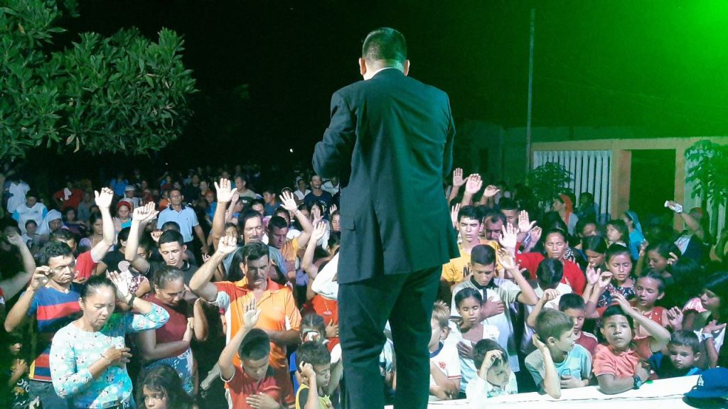 Evangelista Internacional Jean Carlos Lobatón predicando a la multitud