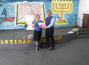 Misión 1 de Trinidad y Tobago celebra donación de Biblias en español 2