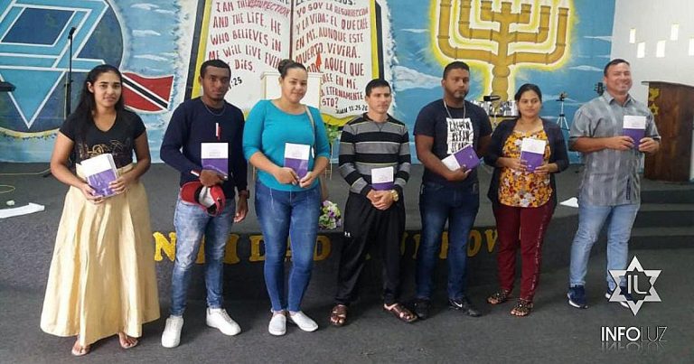 Misión 1 de Trinidad y Tobago celebra donación de Biblias en español