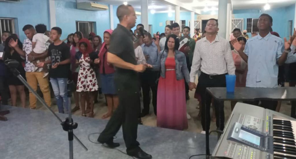 Pastor Carlos Jiménez ministrando a los Jóvenes