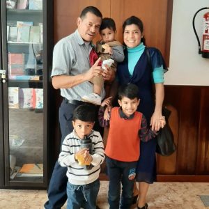 Pastora Marlyn junto a su esposo Carlos y sus tres pequeños hijos
