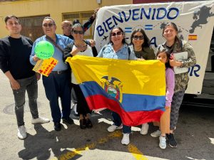 Los hermanos de nacionalidad ecuatoriana recibiendo con entusiasmos al Pr. Edgar Arias